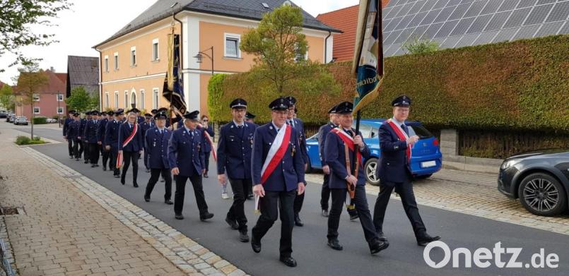 Mit Fahnenabordnungen ziehen die Feuerwehren aus Speichersdorf, Kirchenlaibach und Zeulenreuth zur Dreifaltigkeitskirche. Bild: hai
