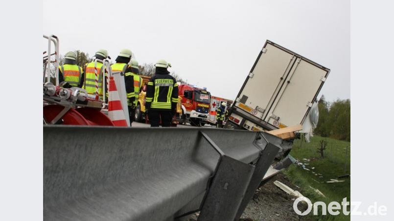 Ein Laster droht nach einem Unfall auf der A93 nach der Autobahnausfahrt Luhe-Wildenau in Richtung Süden umzukippen. Die Bergungsarbeiten dauern an. Bild: za