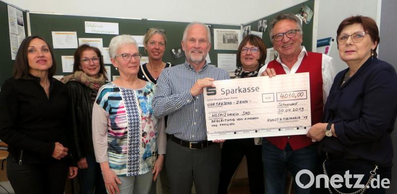 Die Geschäftsleute von &quot;Kunst &amp; Kulinaria&quot; überreichten eine Spende von 4010 Euro an die Vertreter des Hospizvereins. Bild: Hirsch
