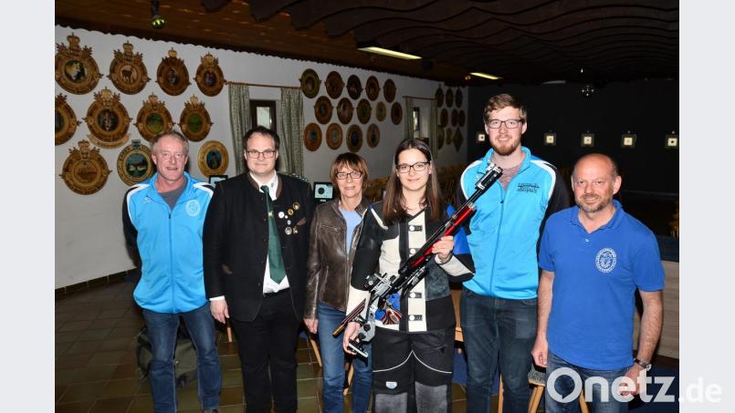 Zum neuen Spitzenplatz gratulieren Jana Helgert (Mitte) Karlheinz Hagner, Stefan Brandmiller und Margit Kirzinger (von links), sowie Johannes Zeug und Valentin Kellner (von rechts). Bild: fjo