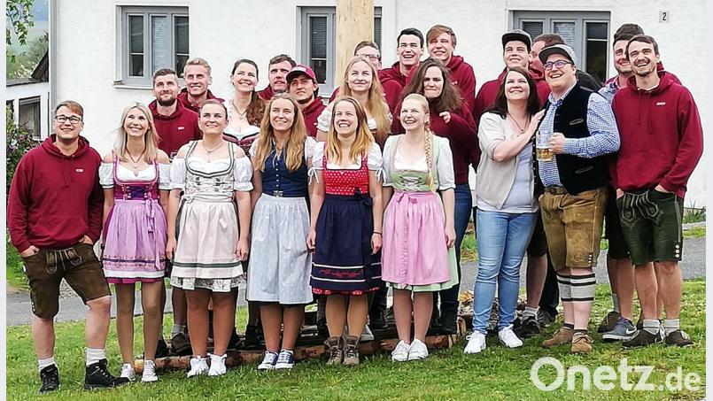 Nach 21 Jahren haben diese jungen Leute wieder einen Maibaum in Pilchau aufgestellt. Bild: es