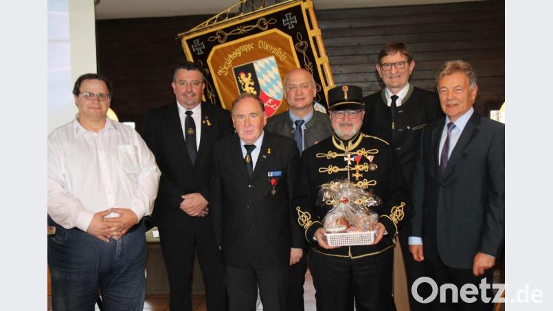 Bei der Siegerehrung des Bezirksschießens durch Schießwart Wolfgang Burger (Zweiter von links) war Bruno Salomon (Dritter von rechts), Mitglied des Österreicher-Kriegerkorps aus Waldsassen, der erfolgreichste Teilnehmer. Bild: dl