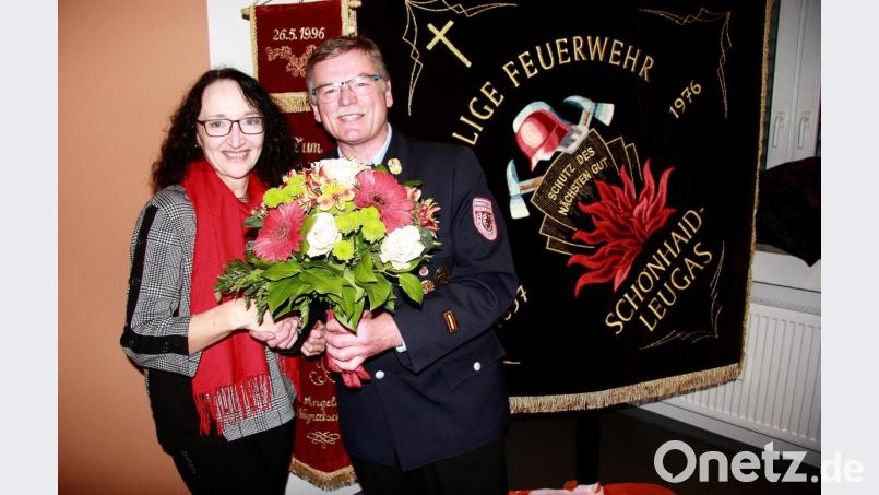 Bei der Feier im Mehrzweckhaus bedankte sich Vorsitzender Helmut Oppl bei der Fahnenpatin Angela Negratschker, die das Amt schon 1976 inne hatte. Bild: wro