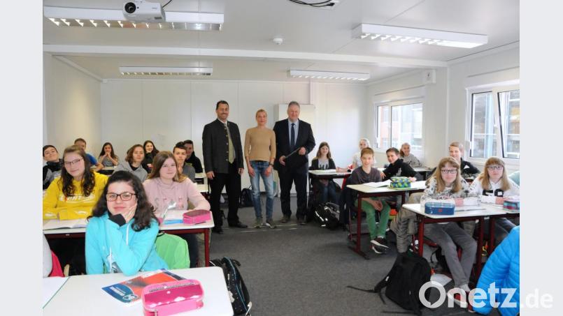 Die Klassenzimmer in den Containern bieten ausreichend Platz für die Schüler und sind, nicht nur wegen der Beamer an der Decke, modern eingerichtet. Bild: exb