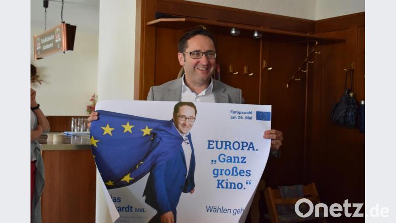 Knapp drei Wochen vor der Europawahl stellt Tobias Gotthardt, Landtagsabgeordneter der Freien Wähler, in Mähring sein Wahlplakat für die Europawahl vor. Die parteiübergreifende und bayernweite Werbekampagne steht unter dem Motto &quot;Nimm Europa selbst in die Hand&quot;. Bild: szl