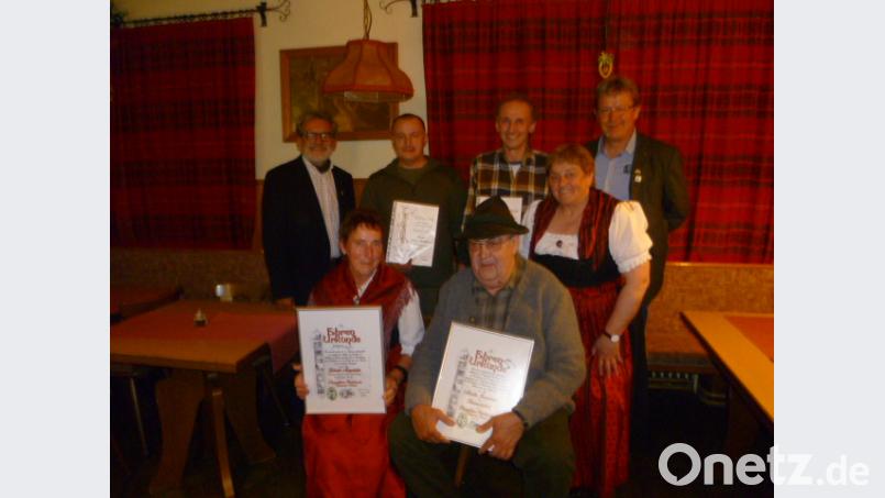 Treue und verdiente OWV-Mitglieder wurden bei der Jahresversammlung geehrt (vorne von links): Gabriele Mayerhöfer und das neue Ehrenmitglied Martin Jungmann sowie (hinten von links) Hauptvorsitzender Armin Meßner, Stefan Gleißner, Thomas Haubner, Vorsitzende Ingrid Leser und Dritter Bürgermeister Alfred Wolf. Bild: exb