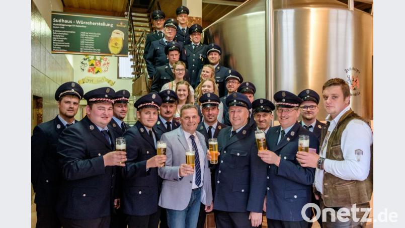 Zusammen mit Braumeister Florian Spießl (rechts), Schirmherr Norbert Eckl (Mitte) und den Vorsitzenden der Patenwehren stoßen die Verantwortlichen des Festausschusses auf ein gelingendes Fest an. Bild: tkr