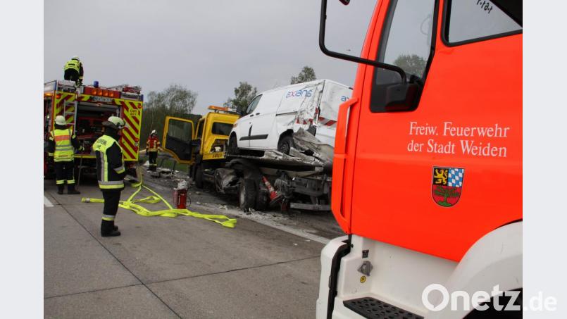 Ein Laster droht nach einem Unfall auf der A93 nach der Autobahnausfahrt Luhe-Wildenau in Richtung Süden umzukippen. Die Bergungsarbeiten dauern an. Bild: za