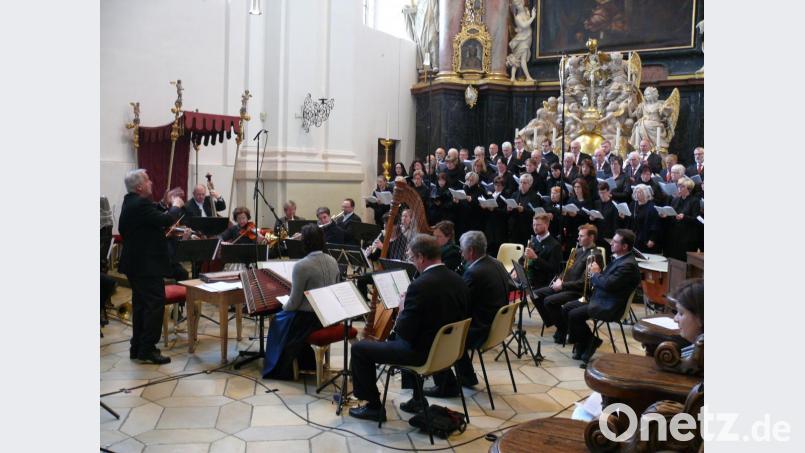 Der Chor der Basilika und das große Ensemble vorm Hochaltar in der Basilika unter Leitung von Hans Berger (links) Bild: kgg
