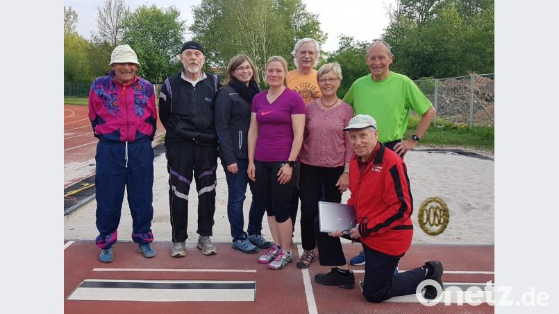 Die Teilnehmer stellen sich bei der Eröffnung der Herausforderung Sportabzeichen. Bild: eku