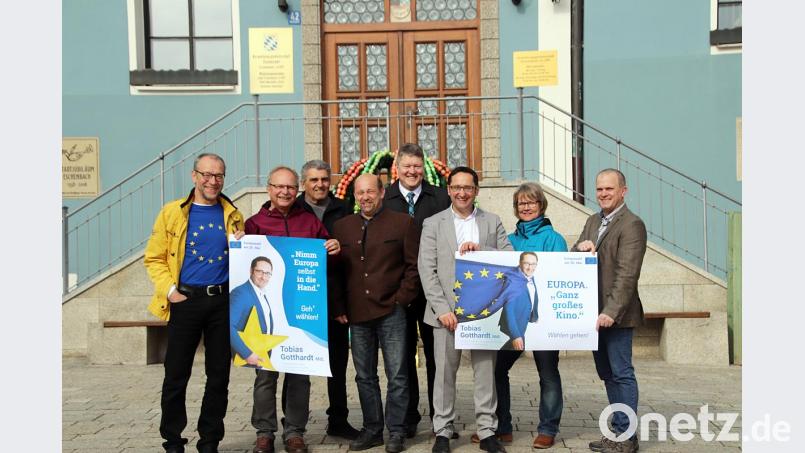 Bei der Europawahl die Stimme abgeben, dazu fordern zusammen mit Tobias Gotthardt (Dritter von rechts) Karl Lorenz, Wolfgang Graser, Gerhard Stümpfl, Manfred Plößner, Bernhard Schmidt (von links) sowie Holger Götz und Elisabeth Gottsche (von rechts) die Wähler auf. Bild: jma