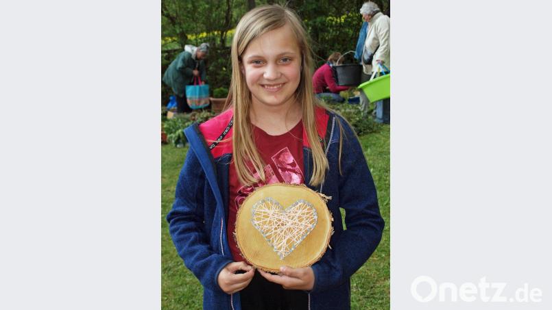 Kerstin freut sich: Ihr Muttertagsgeschenk in String-Art ist wunderbar gelungen. Bild: sön