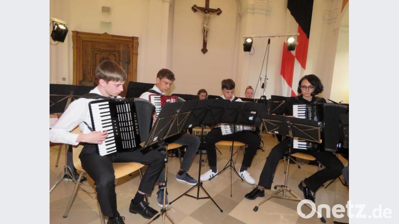 Den Auftakt machte das Akkordeonquintett, rechts Leiteriin Viktoria Obermaier. Bild: ubb
