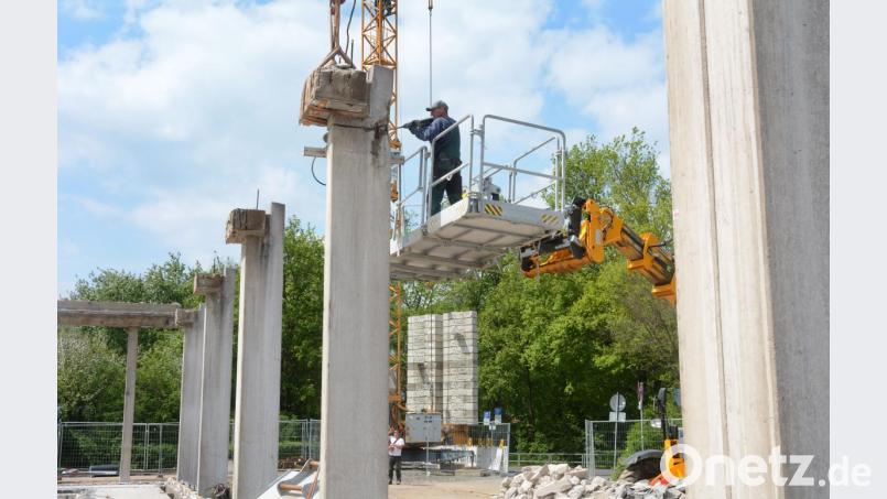 Geköpft: Auch die Auflager auf den Säulen des Hallenbades werden abgenommen. Bild: Gabi Schönberger