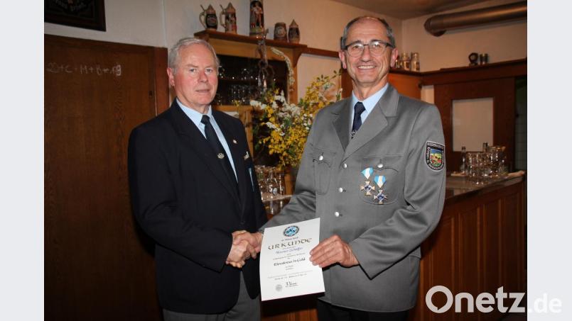 BKV-Kreisvorsitzender Josef Hauer (links) würdigte Werner Schäffer mit dem Ehrenkreuz in Gold. Bild: frd