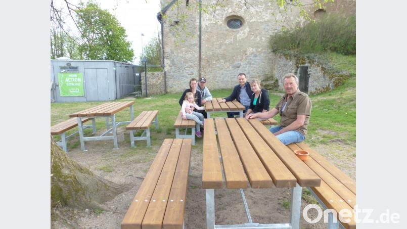Die neuen Garnituren wurden gleich von Bürgermeister Anton Kappl mit Burgwartin Rita Lingl (Dritter und Zweite von rechts) mit Vorstandsmitglieder des Fördervereins in Beschlag genommen. Bild: sl