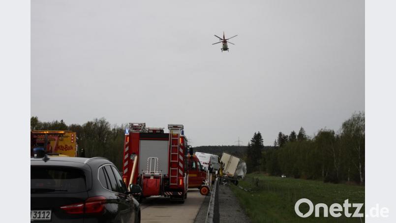 Ein Laster droht nach einem Unfall auf der A93 nach der Autobahnausfahrt Luhe-Wildenau in Richtung Süden umzukippen. Die Bergungsarbeiten dauern an. Bild: za