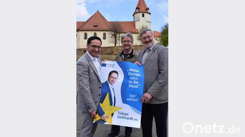 Freie-Wähler-Landtagsabgeordneter und Europaausschussvorsitzender Tobias Gotthardt stellt im Mähring seine parteiübergreifende Werbekampagne unter dem Slogan „Nimm Europa selbst in die Hand“ vor. Seine Mitstreiter sind Hans Klupp, FW-Kreisvorsitzender, und Bürgermeister Josef Schmidkonz (von links), die ebenfalls von der Europa-Idee überzeugt sind. Bild: szl