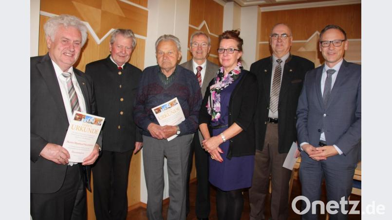 Ehemalige Vorstandsmitglieder des Fördervereins Maria Loreto wurden zu Ehrenmitglieder ernannt. Von links Manfred Neumann, Zweiter Vorsitzender Robert Treml, Hermann Zeidler, Ferdinand Vogl, Vorsitzende Ulrika Hart, Wilfried Stingl und Bürgermeister Bernd Sommer. Bild: kro