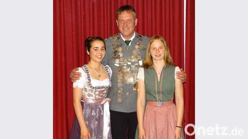 Zweiter Ritter Sophia Grötsch, Gau-König Karl Kroner und Lisa Raß (von links). Bild: kk