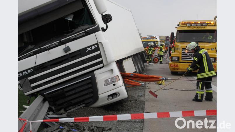 Ein Laster droht nach einem Unfall auf der A93 nach der Autobahnausfahrt Luhe-Wildenau in Richtung Süden umzukippen. Die Bergungsarbeiten dauern an. Bild: za