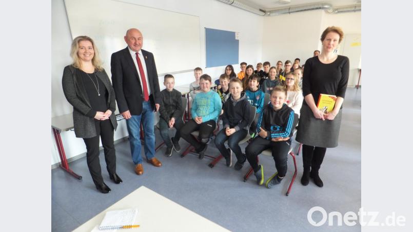Mit den Schülern freuen sich Klassenlehrerin Nadja Wendl und Zweiter Bürgermeister Georg Götz (von links) über die Lesung mit der Leipziger Autorin Judith Burger (rechts). Bild: ibj