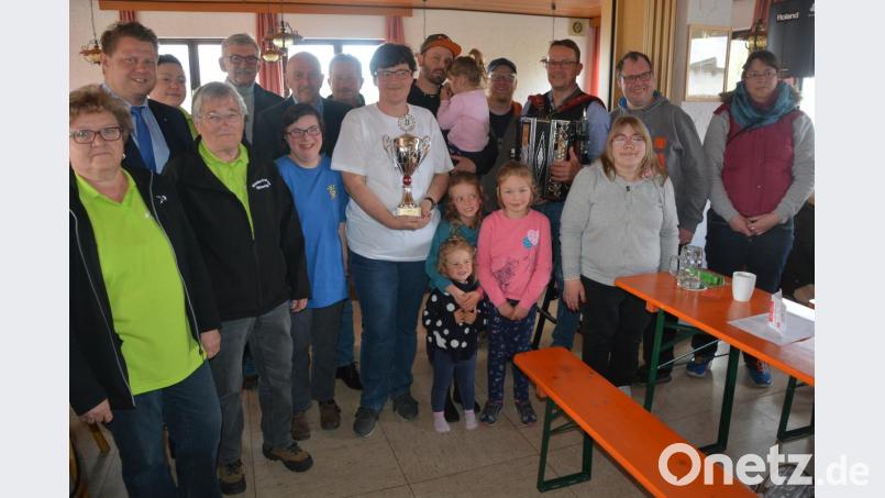 Die stärkste Gruppe stellte wiederum die Selbsthilfegruppe Behinderte/Nichtbehinderte, vor „Susis Wandermeute“ und den Wanderfreunden Tirschenreuth. Ihnen gratulierten (von links) Wanderfreunde-Vorsitzende Andrea Zinnecker und Zweiter Bürgermeister Stefan Grillmeier, sowie Stadtverbandsvorsitzender Peter Haibach (Siebter von links). Bild: jr
