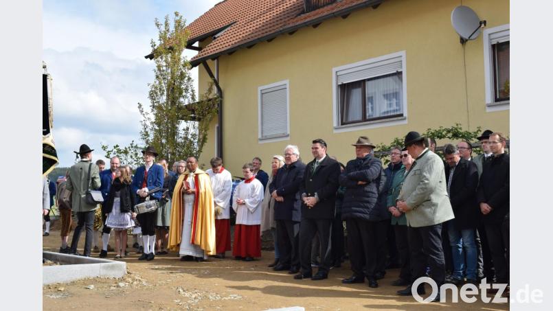 Zahlreiche Ehrengäste begleiteten die Einweihung des Dorfheimes. Bild: bnr