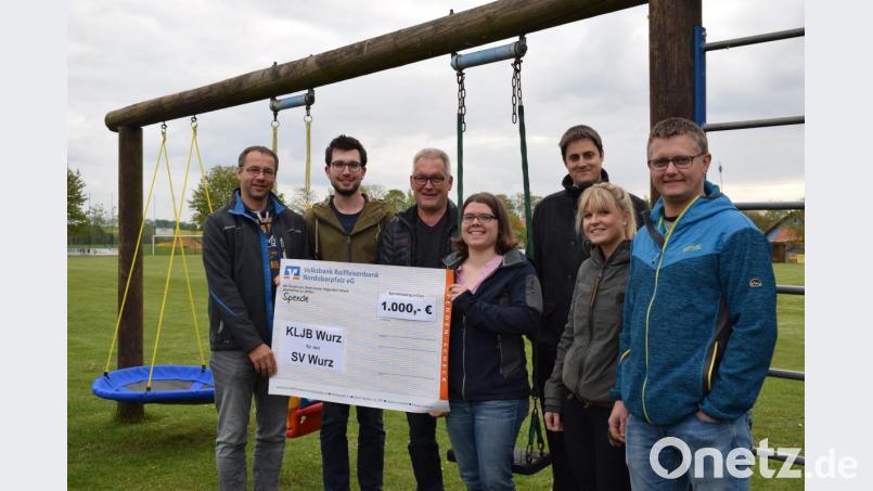 Die KLJB Wurz spendet 1000 Euro an den SV Wurz. Im Bild (von links) SV-Vorsitzender Andreas Fütterer, KLJB-Vorsitzender Andreas Ernsberger, SV-Kassier Heinz Siebert, KLJB-Vorsitzende Luzia Wittmann sowie Vereinsmitglieder bei der Übergabe. Bild: szl