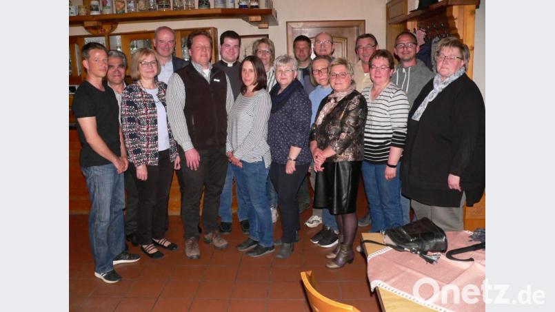 Thomas Schwingl (vorne, Dritter von links) als Vorsitzender und Birgitt Elsner (vorne, Vierte von links) als zweite Vorsitzende stehen neu an der Spitze der Kolpingsfamilie Oberviechtach. Bild: nid