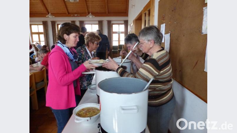 Die KDFB-Mitglieder Emma Süß und Renate Schuller (von rechts) bei der Essensausgabe für soziale Zwecke. Bild: sl