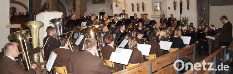 Mit mächtiger symphonischer Blasmusik unter der Stabführung von Markus Held beeindruckte die Stadtkapelle die Zuhörer beim Kirchenkonzert. Bild: weu