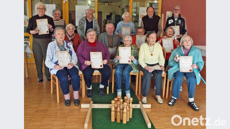 Die sportlichen Senioren legen sich bei der Kegel-Olympiade in Ensdorf gewaltig ins Zeug. Das Team aus Hirschau belegt Platz eins vor Kastl, Vilseck und Ensdorf. Bild: sön