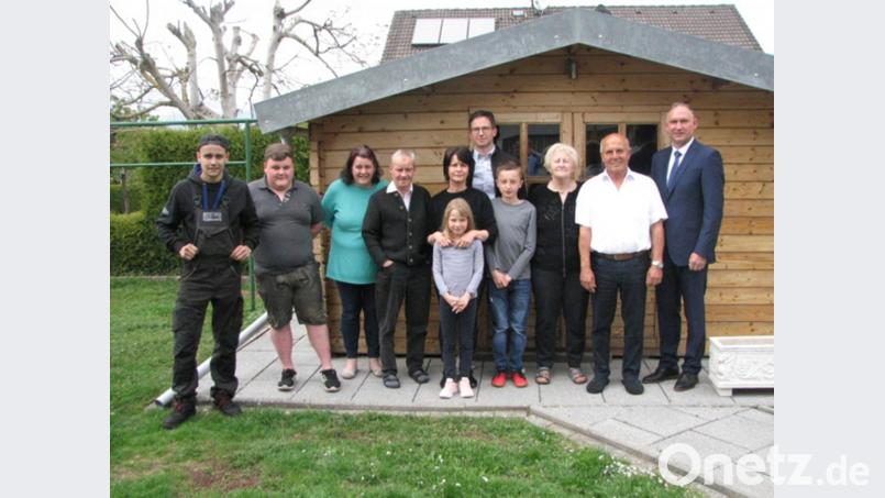 Im Kreise ihrer Familie feiern Gunda und Edwin Nikolitz (Zweite und Dritter von rechts) goldene Hochzeit. Bürgermeister Richard Kammerer (rechts) gratuliert im Namen der Gemeinde. Bild: knh