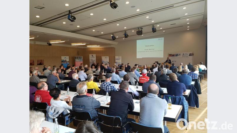 Der Sportkreis Weiden-Neustadt besteht aus 161 Sportvereinen mit über 52000 Mitgliedern. Davon kamen circa 130 Vertreter in der Max-Reger-Halle zusammen, um sich bei Vorträgen und Workshops mit der BLSV-Führung aus München auszutauschen. Bild: exb