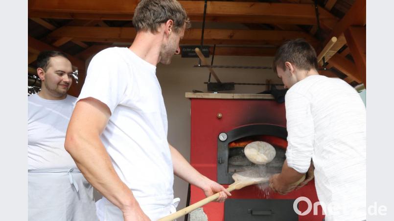 Lehrlinge backen Holzofenbrote wie zu Großvaters Zeiten. Bild: exb