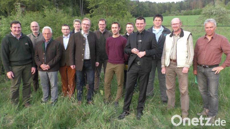 Zusammen mit Landrat Thomas Ebeling (Vierter von rechts) und Daniel Thurner (Bauamt Amberg-Sulzbach, Sechster von rechts), besichtigten MdL Alexander Flierl (CSU, Sechster von links) und die weiteren Diskussionsteilnehmer eine Ausgleichsfläche bei Obermurach. Bild: exb/F. Borkner