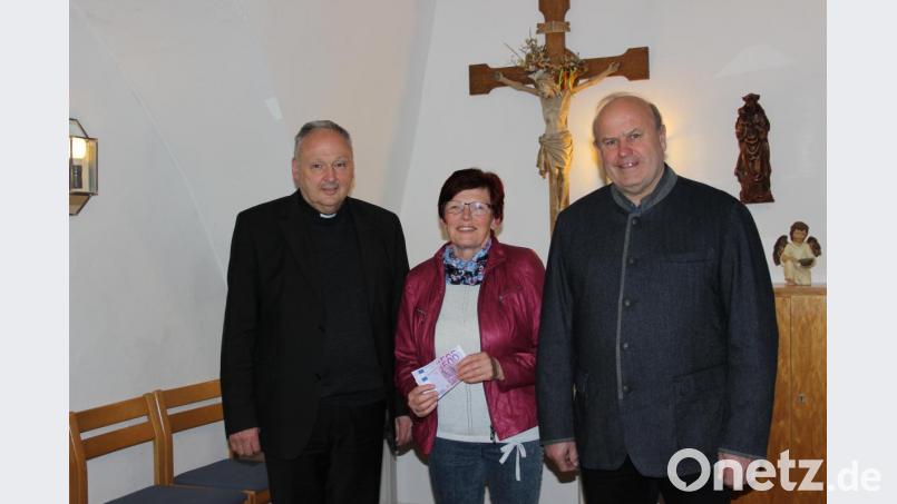 Den Erlös des Fastenessens in Höhe von 1000 Euro spendete die KAB Tirschenreuth an das Hilfswerk Misereor. Stadtpfarrer Georg Flierl (links) nahm die Spende von den KAB-Vorsitzenden Rita Kraus und Thomas Pinzer entgegen und wird diese weiterleiten. Bild: heb