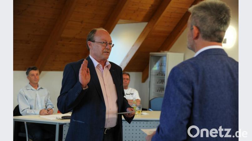Bürgermeister Roger Hoffmann (rechts) vereidigte Manfred Birner. Bild: gf