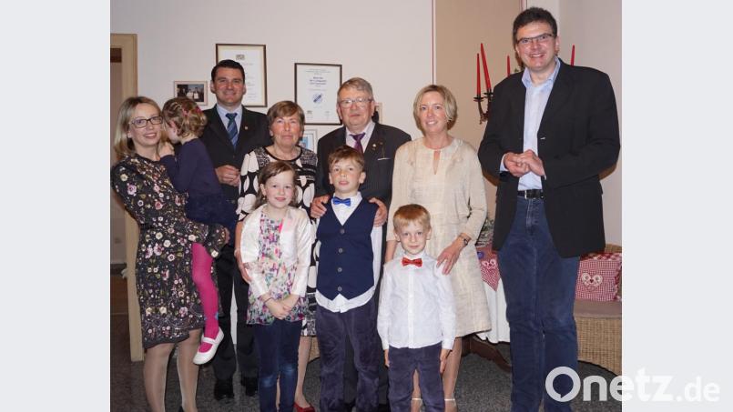 Neben den Freunden und der Familie gratulierten auch Landrat Thomas Ebeling (Dritter von links) und Stadtpfarrer Wolfgang Dietz (rechts) Hubert Reimer zum 70. Geburtstag. Bild: weu