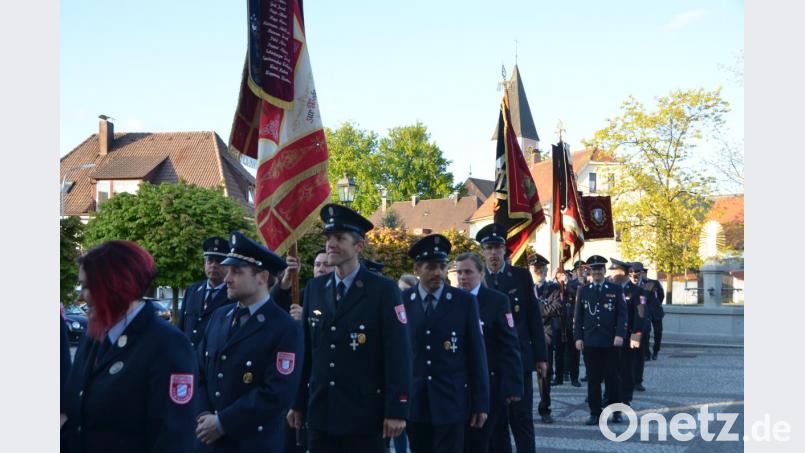 Die Floriansjünger der Großgemeinde ziehen mit ihren Fahnen und Standarten vom Rathaus zur katholischen Stadtpfarrkirche. Bild: dob