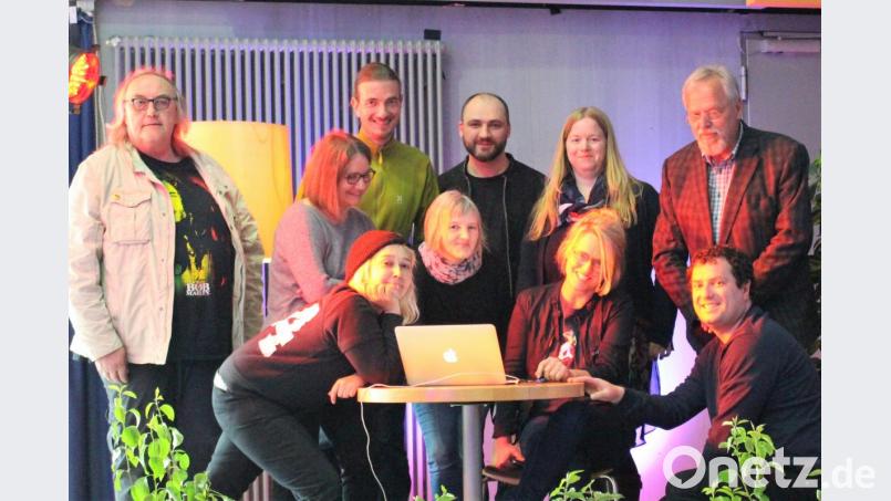Werner Konheiser, Anne Kuchler, Delf Dudlitz, Roland Hindl, Claudia Globisch, Wolfgang Schlüter (hinten von rechts), Cindy Michel, Tanja Dandorfer, Gina Uber und Juba Akili stehen stellvertretend für alle Organisatoren des Festes der Demokratie. Die Referenten sprechen über den Klimawandel, den politischen Rechtsruck, den Arbeitsalltag von Journalisten und über die Rolle der sozialen Netzwerke. Bild: Dagmar Williamson, dwi