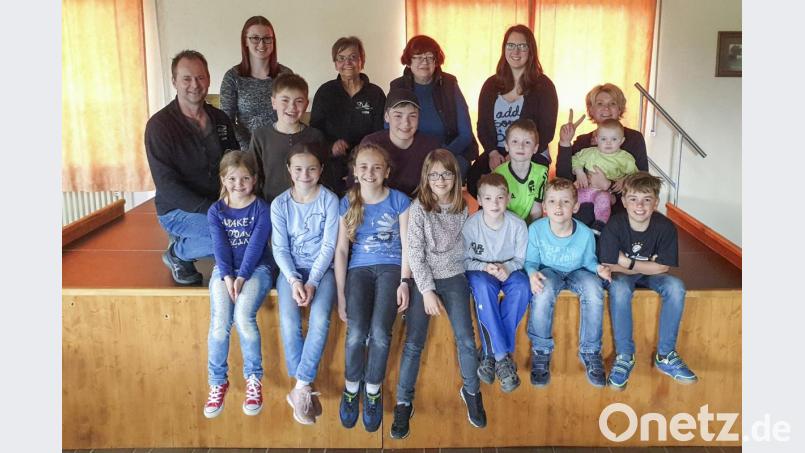 Magdalena Mensch (hinten, Zweite von links) hat sich mit der &quot;Kinderwerkstatt&quot; einen lang gehegten Wunsch erfüllt. Bild: fjo