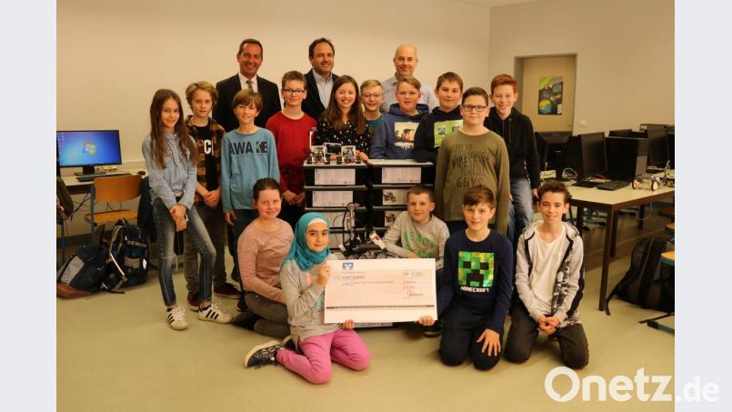Ein symbolischer Scheck zeigte an, dass das Schwandorfer Gymnasium 5000 Euro von der Volksbank Raiffeisenbank Regensburg-Schwandorf als Spende erhalten hat. Bild: exb