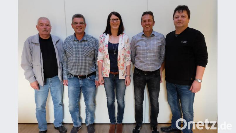 Als neuer Leiter der Sparte Tennis des TSV Stulln trägt nun Dieter Zühlke (Zweiter von links) die Verantwortung. Vorsitzender des Hauptvereins, Andreas Hanff (rechts), gratulierte Peter Prokisch (von links/Sport- und Jugendwart), Sandra Wagner (Stellvertreterin/Schriftführerin) und Gerhard Seufert (Stellvertreter) zur Wiederwahl. Nicht im Bild Franziska Nachtmann (Schatzmeisterin). Bild: ohr