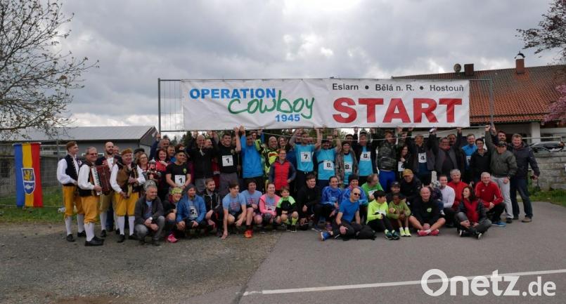 Die Staffelläufer mit den Bürgermeistern, Musikern und Organisatoren vor dem Start am Tannenhof bei Eslarn. Bild: gz