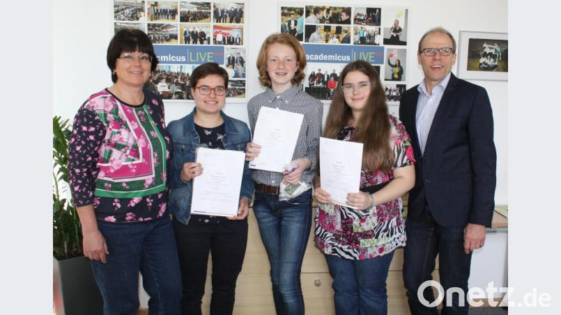 Schulleiter Ludwig Pfeiffer und Fachbetreuerin Monika Krauß gratulierten den erfolgreichen Latein-Assen (von links) Andrea Schneeberger, Emil Thomsen und Alexandra Pogoda. Bild: lg