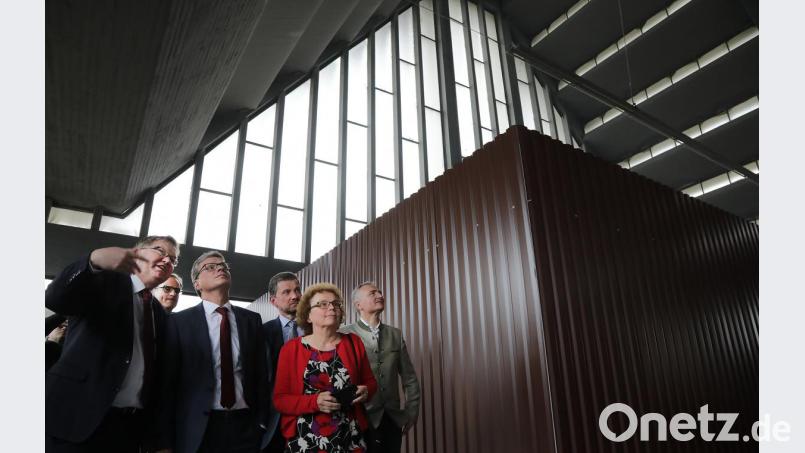 Bayerns Minister für Wissenschaft und Kunst, Bernd Sibler, (Dritter von links) lässt sich die besondere Architektur der Amberger Glaskathedrale von Oberbürgermeister Michael Cerny (links) zeigen. Bild: Wolfgang Steinbacher