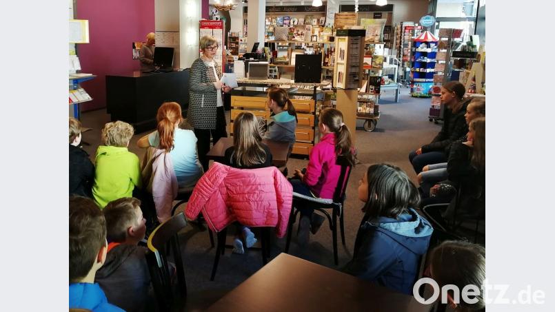 Die Klasse 5b des Gymnasiums besuchte in Begleitung ihres Deutschlehrers Andreas Fröhlich die Buchhandlung Westiner und erhielt dort neben zahlreichen Informationen rund um den Buchhandel ein spannendes Geschenk. Bild: Andreas Fröhlich