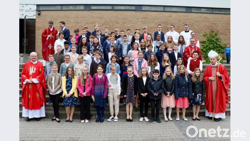 58 junge Christen aus den Pfarreien St. Michael und St. Georg empfingen am Wochenende von Weihbischof Reinhard Pappenberger (rechts) das Sakrament der Firmung in der Pfarrkirche St. Michael. Bild: ads